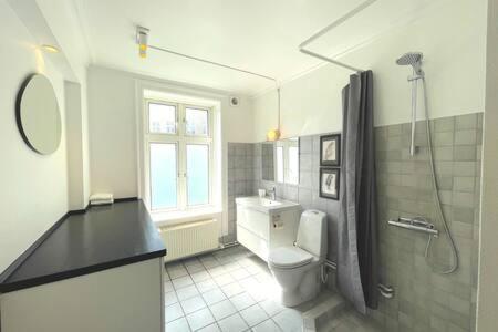 2 Bedroom In Trendy Area Apartment *